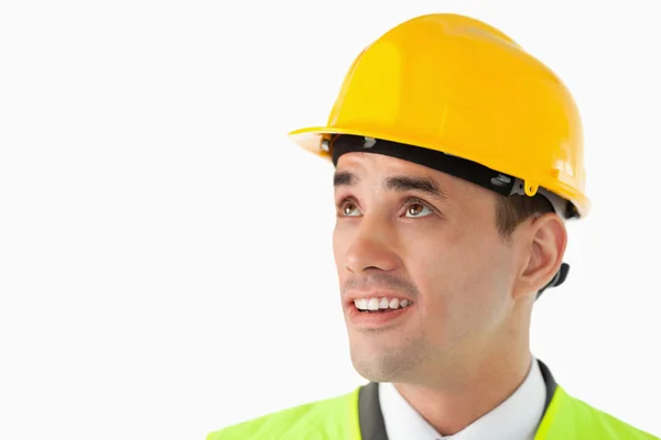 Close up de arquiteto com capacete em olhar para o lado — Fotografia de Stock