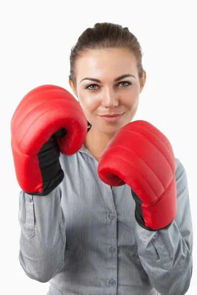 Geschäftsfrau mit Boxhandschuhen — Stockfoto