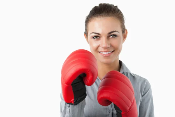 Mujer de negocios sonriente con guantes de boxeo —  Fotos de Stock