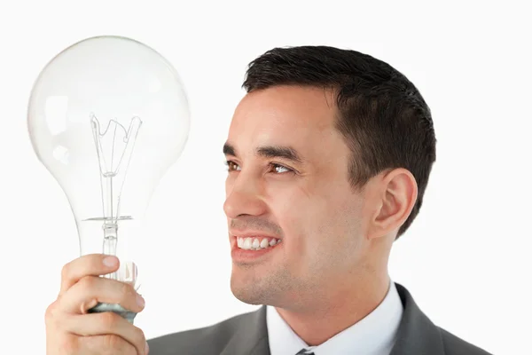 Close up de empresário com lâmpada enorme — Fotografia de Stock