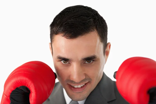 Крупный план бизнесмена в боксёрских перчатках — стоковое фото