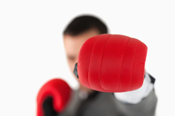 Detailní záběr Boxerské rukavice se používá k slam podnikatel — Stock fotografie