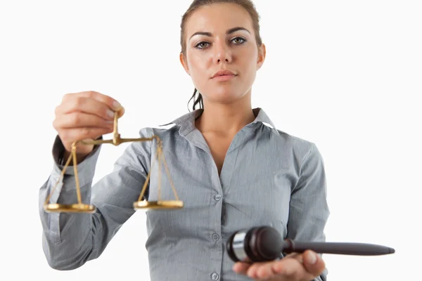 ゲージと小槌を保持している女性弁護士 — ストック写真