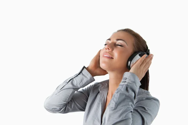 Empresária ouvindo música — Fotografia de Stock
