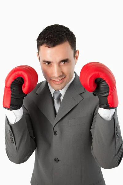 Bliska uśmiechający się biznesmen z Rękawice bokserskie na — Zdjęcie stockowe