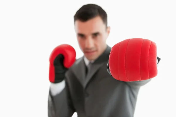 Крупный план боксёрской перчатки, используемой бизнесменом — стоковое фото