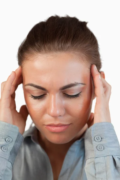 Крупный план бизнесвумен, страдающих от головной боли — стоковое фото