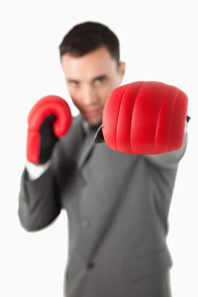 Közelkép üzletember az öklét a boksz-kesztyű — Stock Fotó