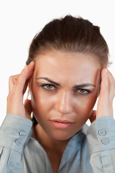 Zbliżenie młoda kobieta cierpi na ból głowy — Zdjęcie stockowe