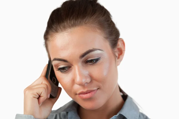 Primer plano de la mujer de negocios escuchando atentamente a la persona que llama — Foto de Stock