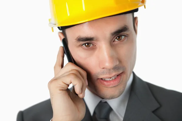 Close up do arquiteto falando ao telefone — Fotografia de Stock