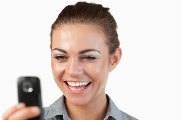 Primer plano de la mujer de negocios siendo feliz con el mensaje de texto — Foto de Stock