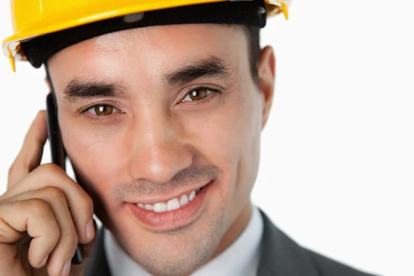 Close up de arquiteto sorrindo falando ao telefone — Fotografia de Stock