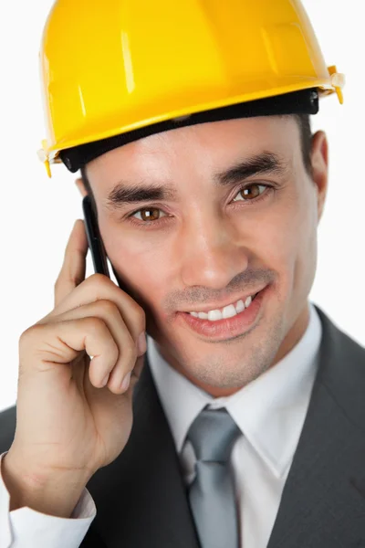 Close up de arquiteto sorridente falando ao telefone — Fotografia de Stock