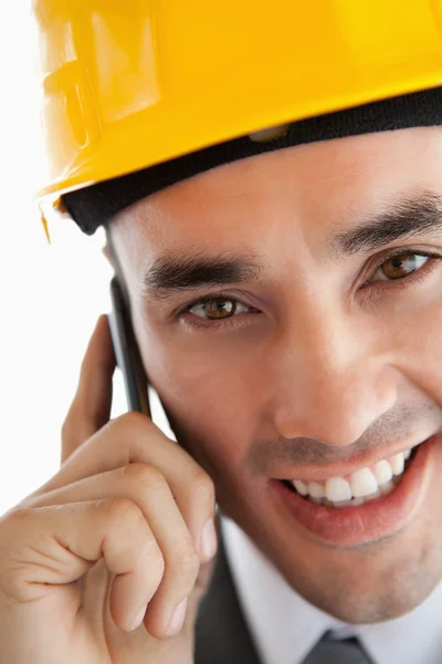 Närbild på leende arkitekt lyssnar till kunden på telefonen — Stockfoto