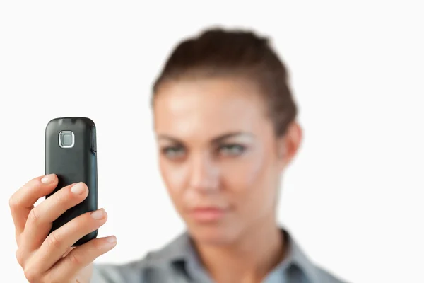 Zblízka mobil drží podnikatelka — Stock fotografie