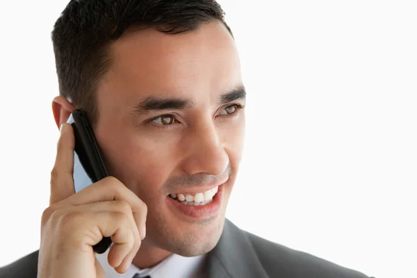 Крупним планом бізнесмен по телефону дивиться в бік — стокове фото