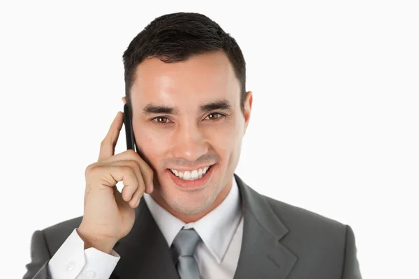 Nahaufnahme eines freundlichen Geschäftsmannes am Telefon — Stockfoto