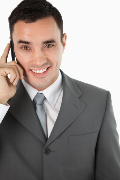 Close up de amigável sorridente empresário no telefone — Fotografia de Stock