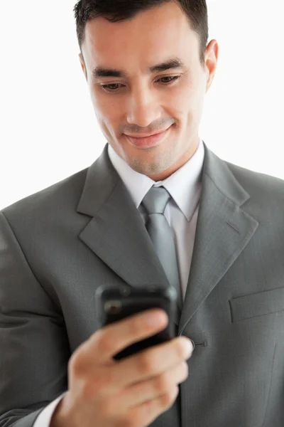 Primo piano dell'uomo d'affari che scrive messaggi di testo sul suo telefono — Foto Stock