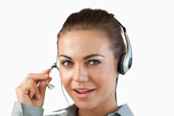Close-up de falar agente de call center feminino — Fotografia de Stock