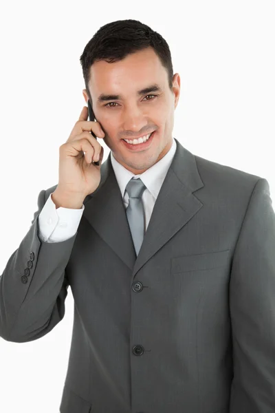 Empresário sorridente amigável ao telefone — Fotografia de Stock
