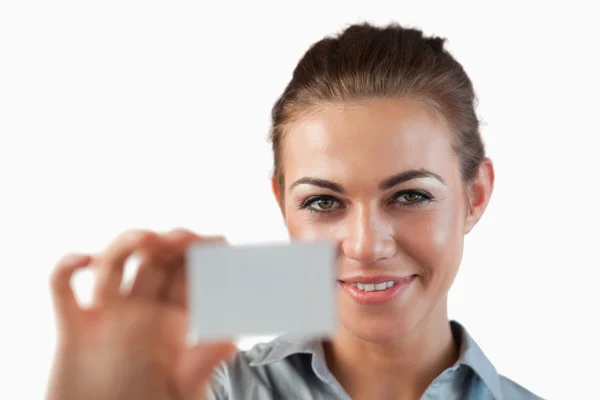 Close up van zakenvrouw tonen haar visitekaartje — Stockfoto