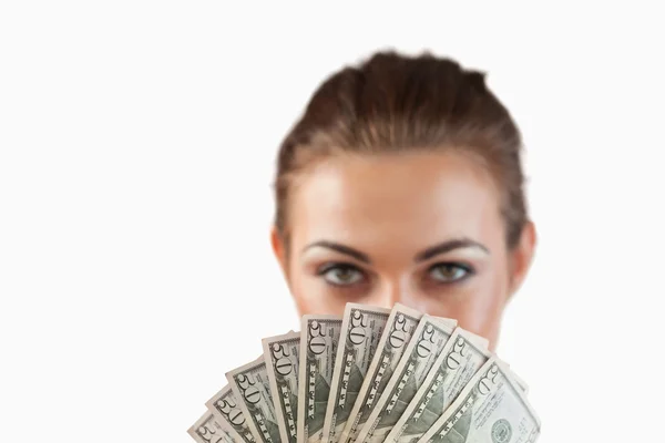Close up van bankbiljetten vastgehouden door zakenvrouw — Stockfoto