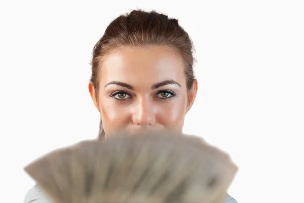 Närbild på affärskvinna visar sedlar — Stockfoto