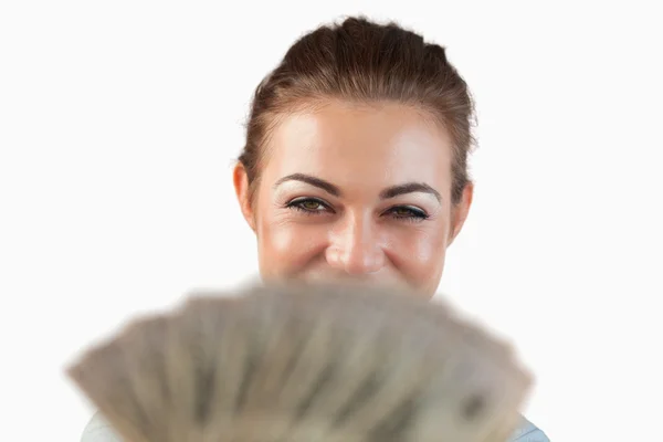 Close up de mulher de negócios sorridente mostrando suas notas bancárias — Fotografia de Stock