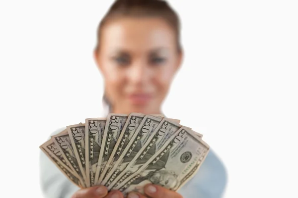 Geld wordt getoond door zakenvrouw — Stockfoto