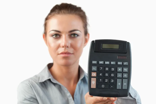 Contable mujer presentando calculadora —  Fotos de Stock