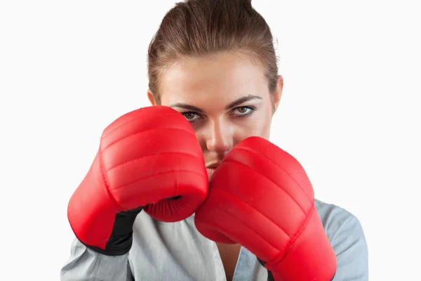 Primer plano de una mujer de negocios seria con guantes de boxeo —  Fotos de Stock