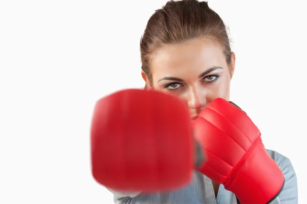Gros plan de la femme d'affaires frappant avec des gants de boxe — Photo