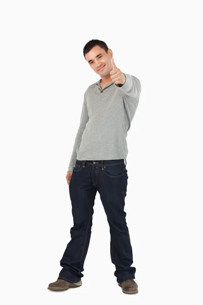 Jovem do sexo masculino dando polegar — Fotografia de Stock