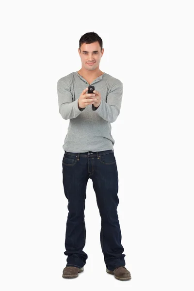 Jovem masculino escrevendo mensagem de texto — Fotografia de Stock