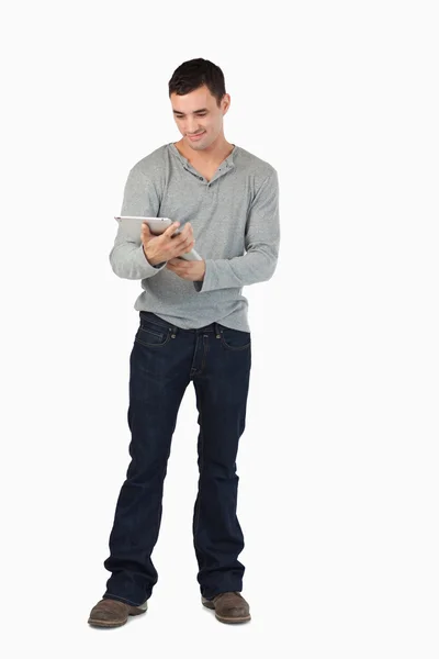 Jeune homme utilisant une tablette — Photo
