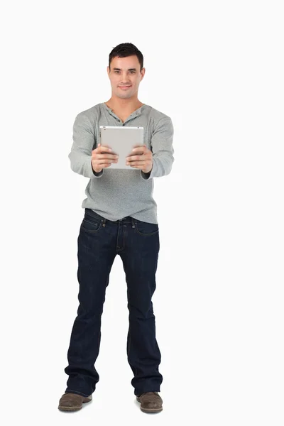 Joven macho sosteniendo su tableta — Foto de Stock