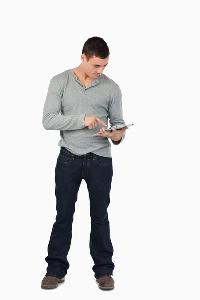 Jovem do sexo masculino trabalhando em seu tablet — Fotografia de Stock