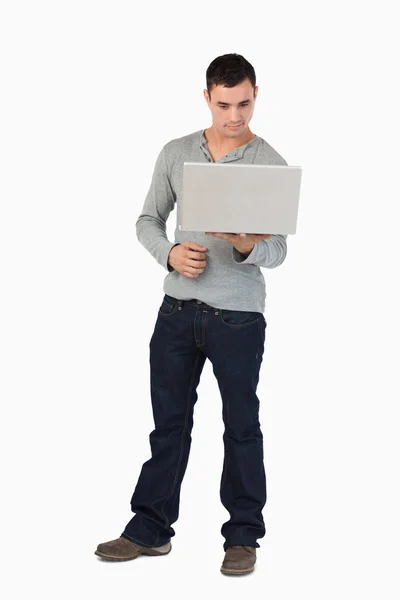 年轻男性看笔记本电脑屏幕 — 图库照片