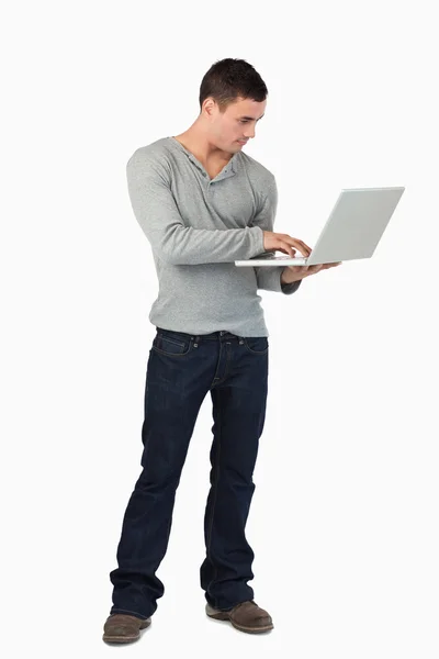 Jovem do sexo masculino trabalhando no laptop — Fotografia de Stock