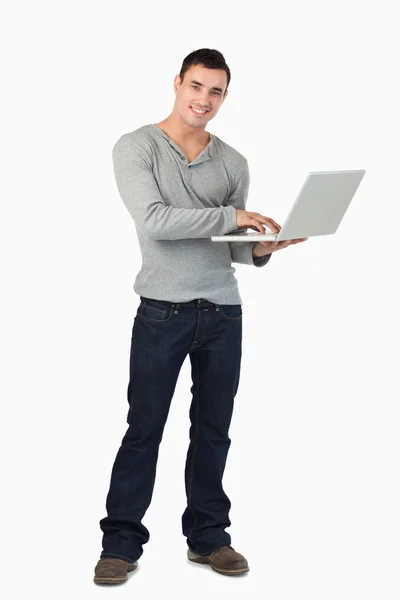 Jovem do sexo masculino trabalhando em seu laptop — Fotografia de Stock