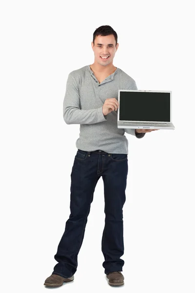 Junger Mann präsentiert seinen Laptop — Stockfoto