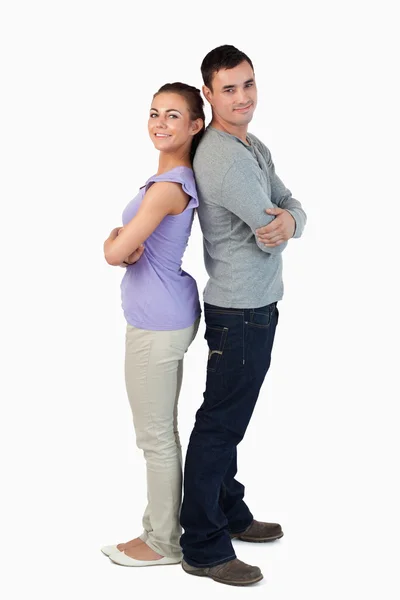 Feliz joven pareja de pie espalda con espalda —  Fotos de Stock