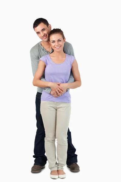 Jovem masculino segurando sua namorada — Fotografia de Stock