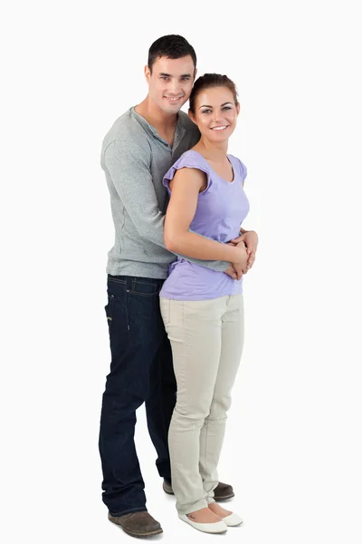 Вид сбоку молодого мужчины, держащего свою девушку — стоковое фото