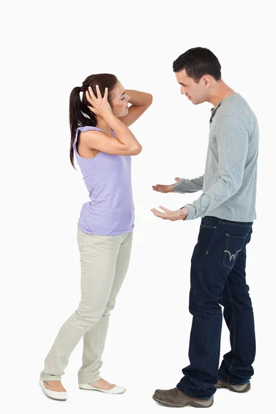 Casal jovem tendo uma discussão — Fotografia de Stock