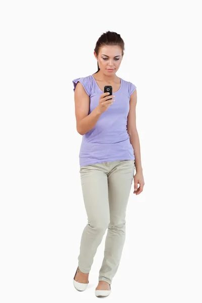 Jonge vrouwelijke SMS-bericht schrijven — Stockfoto