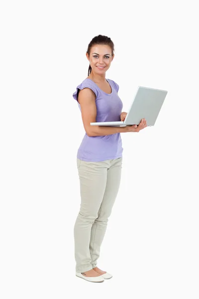 Jovem fêmea com seu laptop — Fotografia de Stock