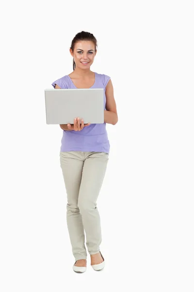 年轻女性举行她的笔记本电脑 — 图库照片